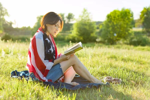 Rijpe Vrouw Leest Een Boek Rust Natuur Achtergrond Schouders Amerikaanse — Stockfoto