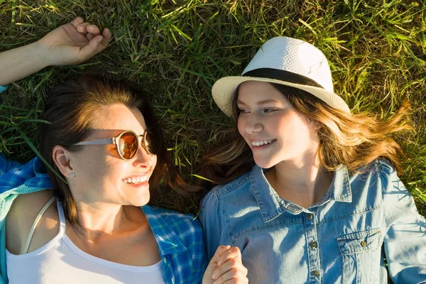 Parent Adolescent Mère Fille Ans Sourient Allongés Sur Herbe Verte — Photo