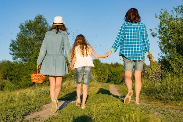 Mor Och Dotter Håller Händer Promenad Längs Landsvägen Med Blommor — Stockfoto