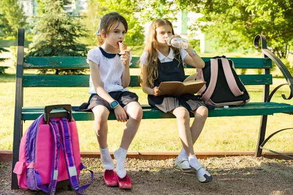 Привлекательные Маленькие Подружки Школьницы Рюкзаками Девочки Отдыхают Скамейке Парке После — стоковое фото