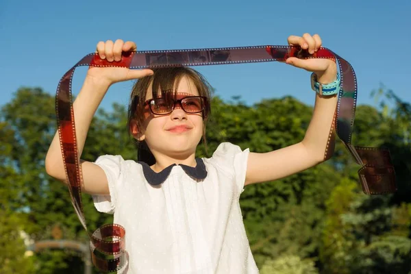 Menina Olha Com Interesse Surpresa Filme Negativo Filme Fotográfico — Fotografia de Stock