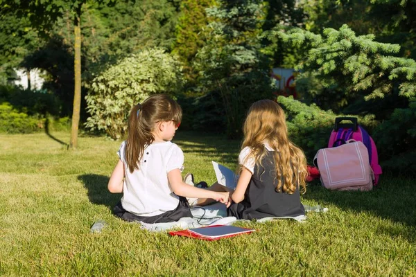 Две Маленькие Подружки Школьницы Учатся Сидеть Лугу Парке Дети Рюкзаками — стоковое фото