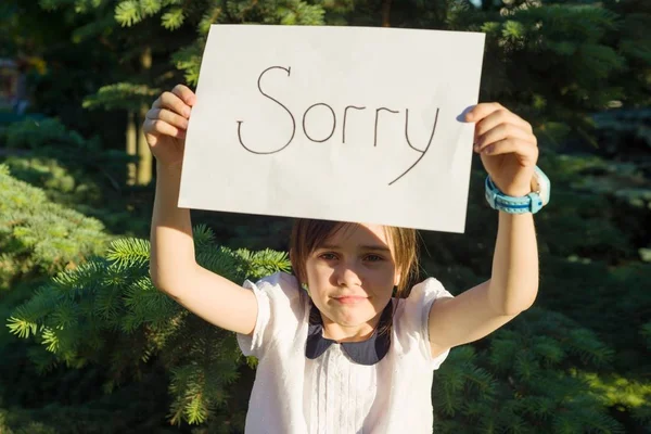 Petite Fille Tenant Papier Blanc Avec Message Désolé — Photo