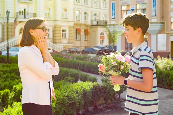 Hijo Adolescente Felicitó Madre Con Ramo Flores Sorpresa — Foto de Stock