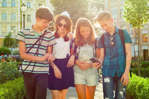 Grupo Amigos Adolescentes Felices Años Caminando Por Calle Ciudad Concepto — Foto de Stock