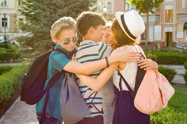 一群快乐的青少年 年走在城市街道上 朋友拥抱 友谊与人的理念 — 图库照片