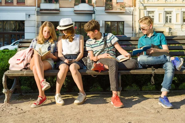 Gelukkig Jeugdvrienden Middelbare Schoolstudenten Lezingsboeken Zittend Een Bankje Stad Vriendschap — Stockfoto