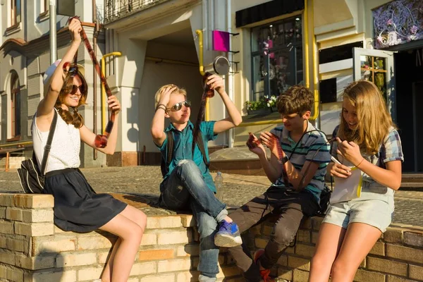 Adolescentes Con Interés Sorpresa Viendo Negativos Fotos Películas Fondo Calle — Foto de Stock