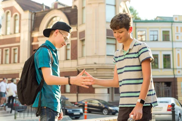 Vriendschap Communicatie Van Twee Tienerjongens Jaar Oud Stad Straat Achtergrond — Stockfoto