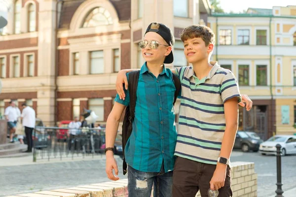 Barátság Kommunikáció Két Tizenéves Fiúk Éves Város Utcai Háttér — Stock Fotó