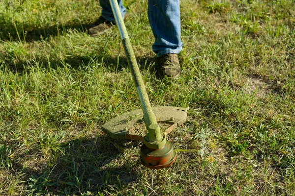 Hombre Segando Hierba Césped Rural Primer Plano —  Fotos de Stock