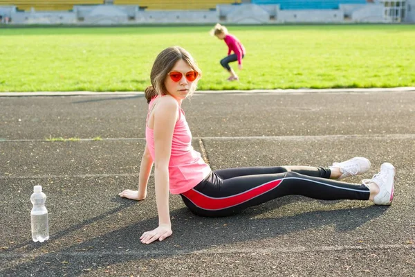 Beautiful Teenage Girl Resting Workout Stadium Girl Sat Relax Drinking — Stock Photo, Image