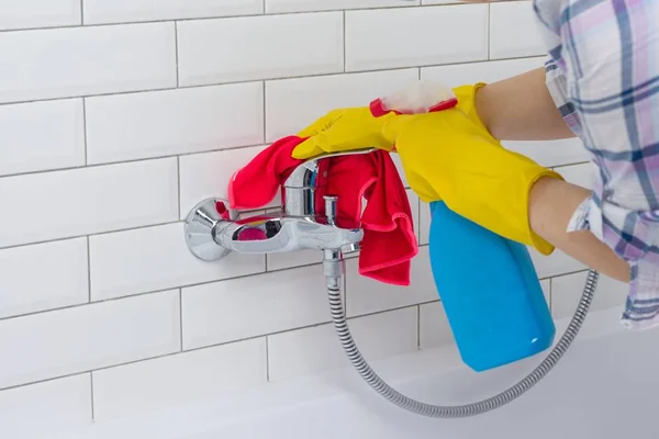 家事や国内のライフ スタイル 女性自宅浴室 洗面台のクリーニング スプレー洗剤でタップで家事 — ストック写真