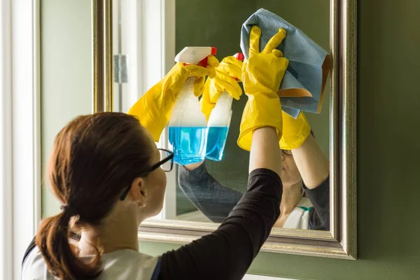 Serviço Limpeza Mulher Limpa Espelho Banheiro Casa — Fotografia de Stock
