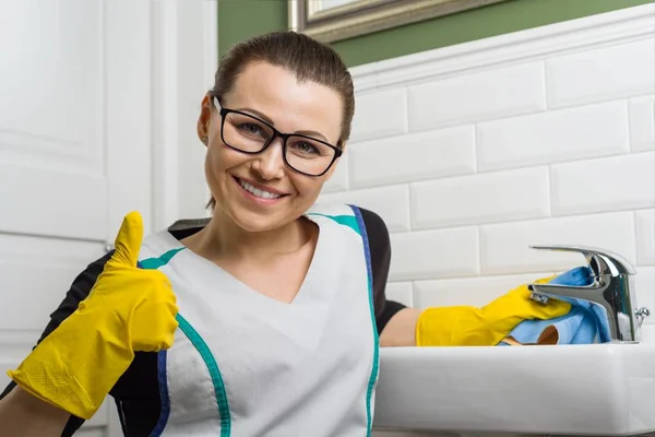 Woman Cleaning Clothes Giving Thumbs Background Bathroom — Stock Photo, Image