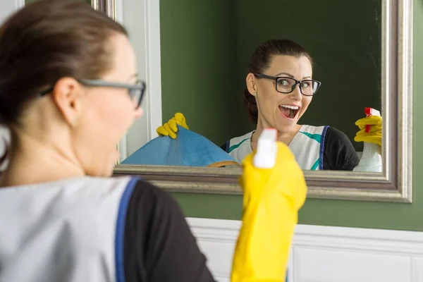 Vrouw Huisvrouw Bezig Met Reinigen Badkamer Poseren Lachen Spiegel Kijken — Stockfoto