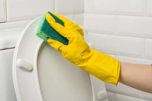Rukou Ženy Žluté Ochranné Gumové Rukavice Umýt Záchod — Stock fotografie