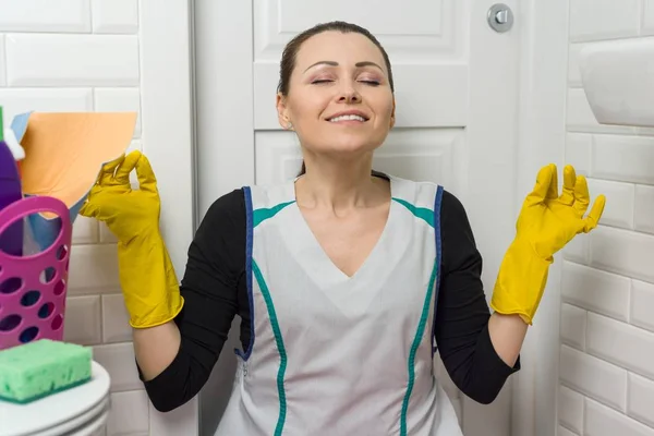 Mujer Limpiando Baño Casa Cansada Meditando — Foto de Stock