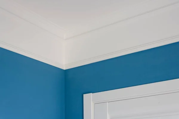 Detalhes Interior Molduras Teto Paredes Pintadas Azul Porta Branca — Fotografia de Stock