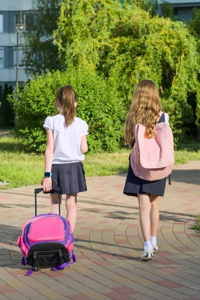 Vista Trasera Dos Colegialas Novias Estudiantes Primaria Caminando Con Bolso — Foto de Stock