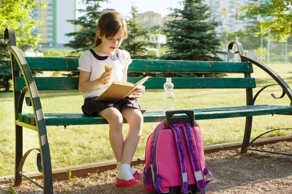 Ritratto Studentessa Anni Una Panchina Leggere Libro Mentre Mangia Gelato — Foto Stock