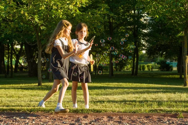 Dva Malí Přátelé Dívka Školačka Let Stará Hra Mýdlovými Bublinami — Stock fotografie