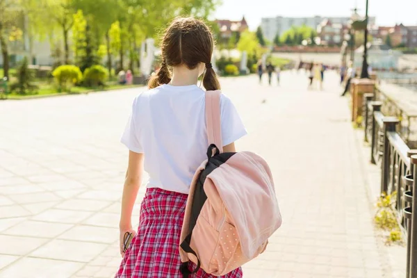 Genç Öğrenci Kız Sırt Çantası Ile Sokakta Yürürken Okula Dönüş — Stok fotoğraf