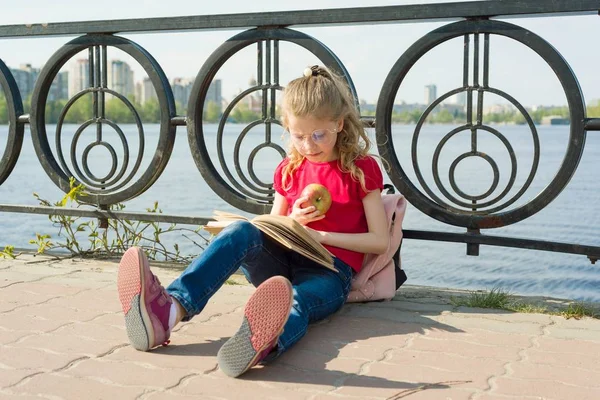 Студент Дитячих Окулярах Рюкзаком Читає Книгу Міський Фон Річка Небо — стокове фото