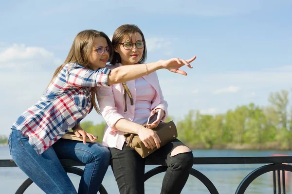 Outdoors Portrait Female Friends Exercising Walking Together — Stock Photo, Image