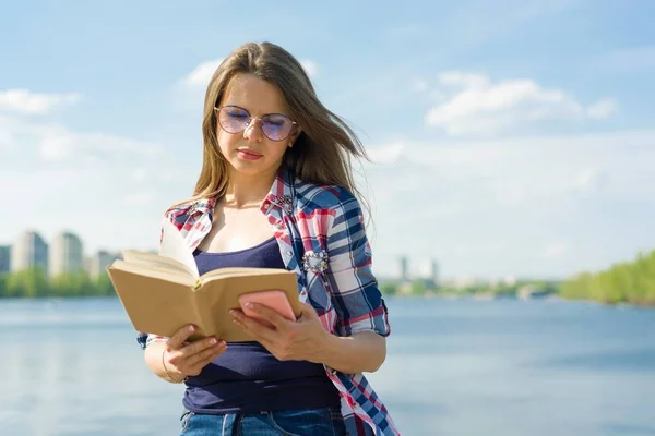 Outdoor Portrait Adult Woman Reading Book Background Street City River — Stock Photo, Image