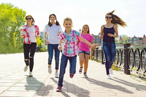 Ομάδα Μητέρες Και Κόρες Τρέχουν Κατά Μήκος Του Δρόμου Στο — Φωτογραφία Αρχείου