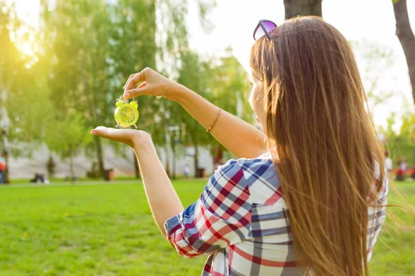 Mujer Joven Sosteniendo Despertador Mano Mirando Hora Fondo Soleado Parque —  Fotos de Stock