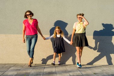 Anne ve kızı öğrenci okula yürüme. Okula dönüş