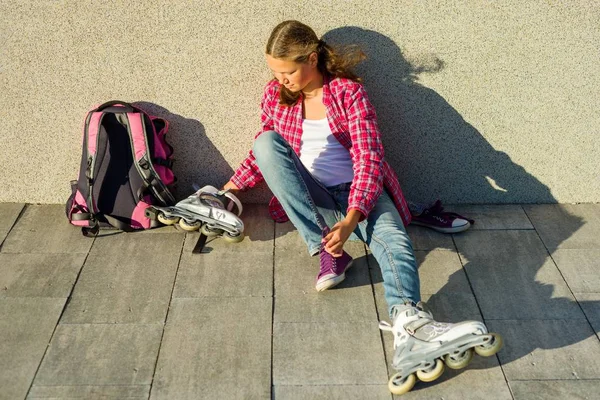 Teen Girl Removes Sneakers Clothes Roller Skates Outdoor Sits Wall — Stock Photo, Image