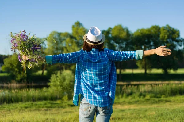 Ritratto Estivo Esterno Donna Con Bouquet Fiori Campo Cappello Paglia — Foto Stock