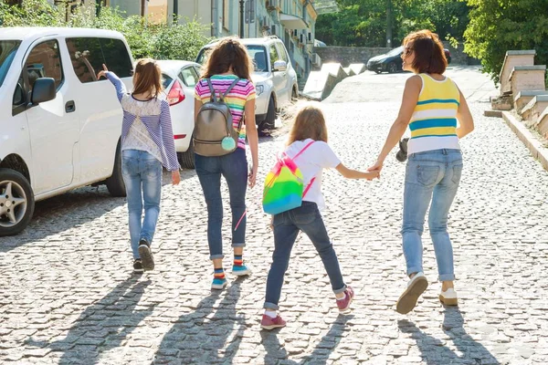 Mamá Los Niños Tomados Mano Caminando Por Ciudad Mujer Tomando —  Fotos de Stock