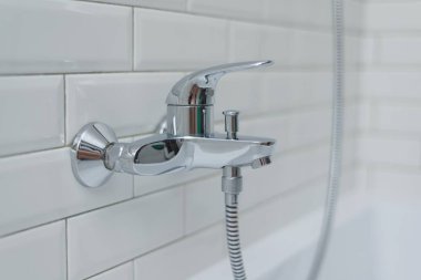 Close-Up Krom duş, musluk, banyo beyaz parlak tuğla ile dekoratif seramik kaplı