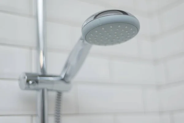 クロム浴室のシャワーのクローズ アップ カバー白い光沢のあるレンガと装飾的なセラミック タイル — ストック写真