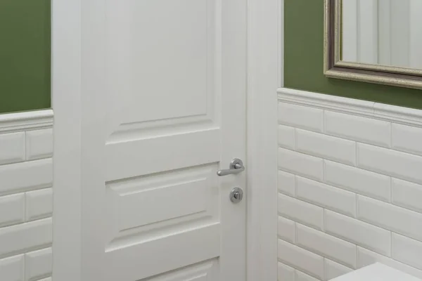 Białe Drzwi Sali Łazienka Tło Zielony Pomalowane Ściany Pokryte Dachówką — Zdjęcie stockowe