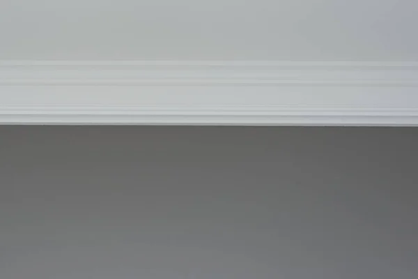 White ceiling molding, gray painted wall. Interior details close-up — Stock Image White Ceiling Molding Gray Painted Wall Interior Details Close Royalty Free Stock Photos