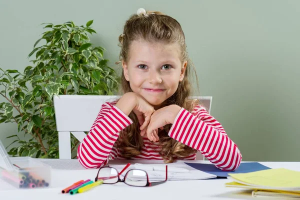 Pequeña Colegiala Encantadora Escritorio Con Libros Cuadernos Lápices Vuelta Escuela — Foto de Stock