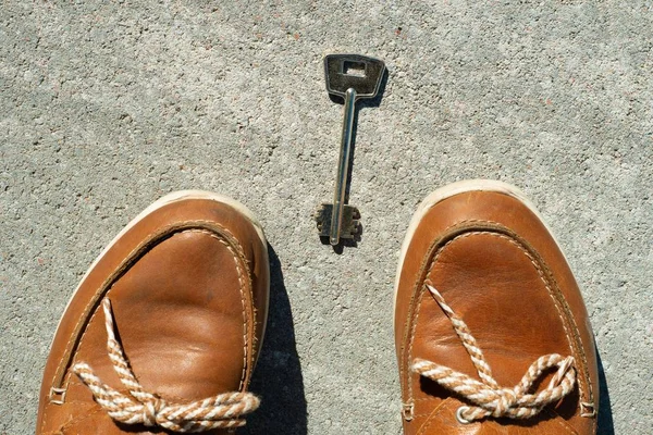 Κλειδί Άσφαλτο Και Γυναικεία Πόδια Αφηρημένη Εικόνα Της Γυναίκας Που — Φωτογραφία Αρχείου