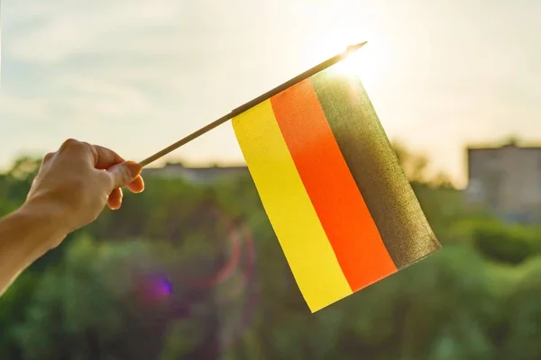 Mano Sostiene Bandera Alemania Una Ventana Abierta Fondo Cielo Azul —  Fotos de Stock