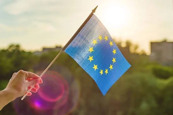 Hand Segura Bandeira União Europeia Uma Janela Aberta Fundo Céu — Fotografia de Stock