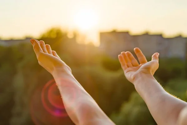 Руки Відкриті Заходу Сонця Медитації Тло Відкритого Вікна Будинку Силует — стокове фото