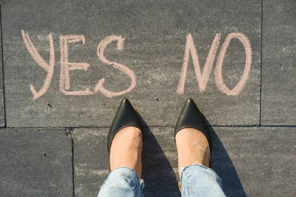 Femme Avant Choix Oui Non Vue Dessus Pieds Femelles Avec — Photo