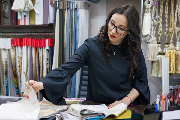 Žena Vlastní Obchod Interiérové Textilie Výzdoba Pracuje Vzorky Materiálů Malé — Stock fotografie