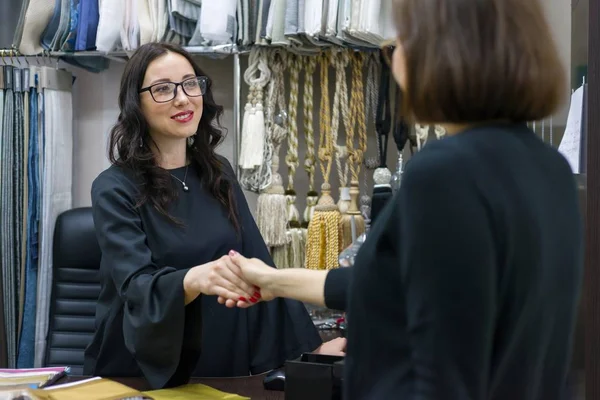 Mujer Diseñadora Decoradora Interiores Sonríe Saluda Con Cliente Tienda Textil — Foto de Stock