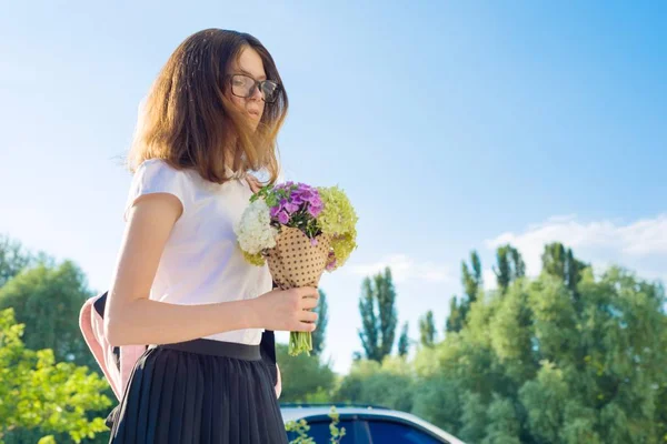 Zpátky Školy Smutný Dívenky Chodí První Den Školy Batohem Květiny — Stock fotografie