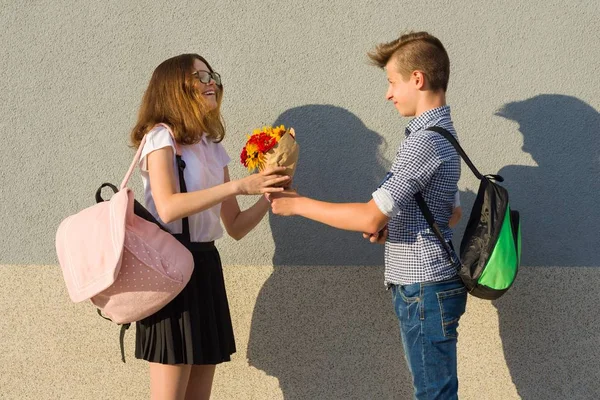 Garçon Donne Fille Bouquet Fleurs Portrait Extérieur Couples Adolescents — Photo